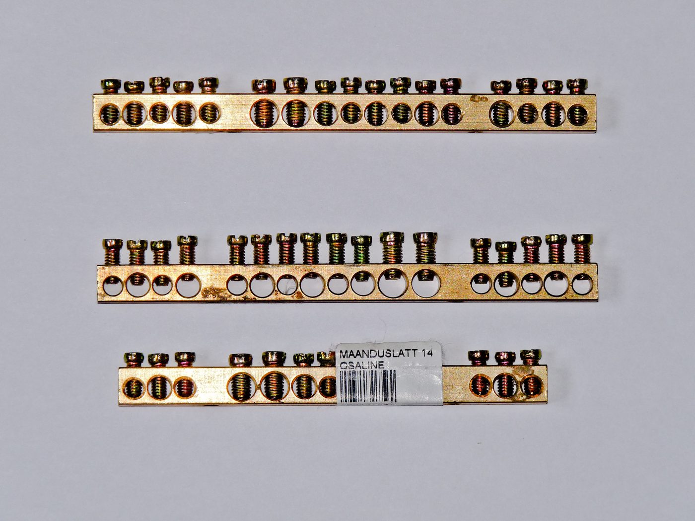 Low-voltage earthing busbars